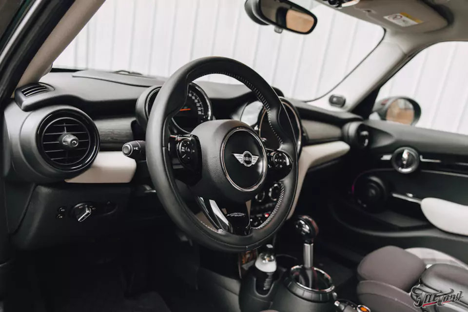 Оклеили Mini Cooper цветным полиуретаном, заменили хромированные детали, окрасили диски и суппорта, выполнили комплекс детейлинг-услуг и техническое обслуживание